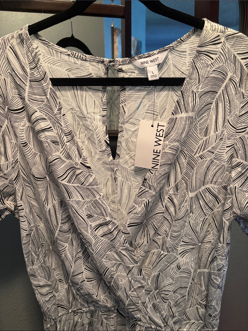 Nine West Black & White Leaf-Print Surplice Tunic